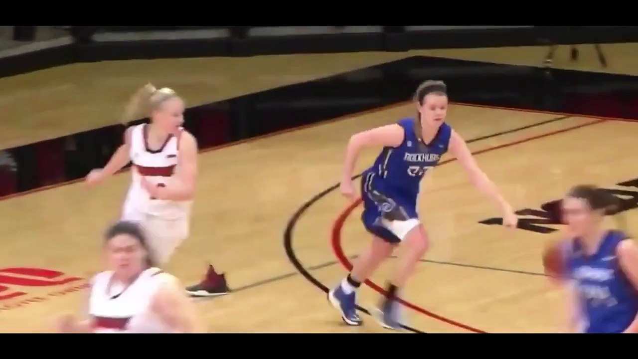 Une basketteuse perd sa chaussure en plein match et perd les pédales