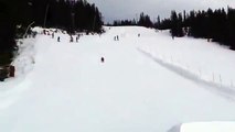 Il fait un saut à ski et pense qu’il peut voler