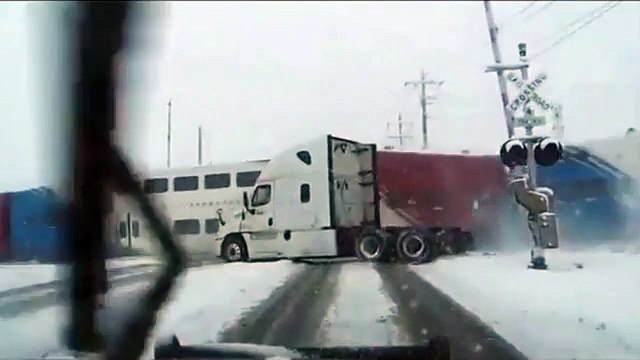 Veja o momento em que trem parte caminhão ao meio em estrada americana