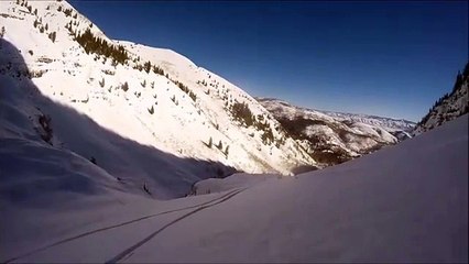 Un skieur hors piste chute d'une falaise