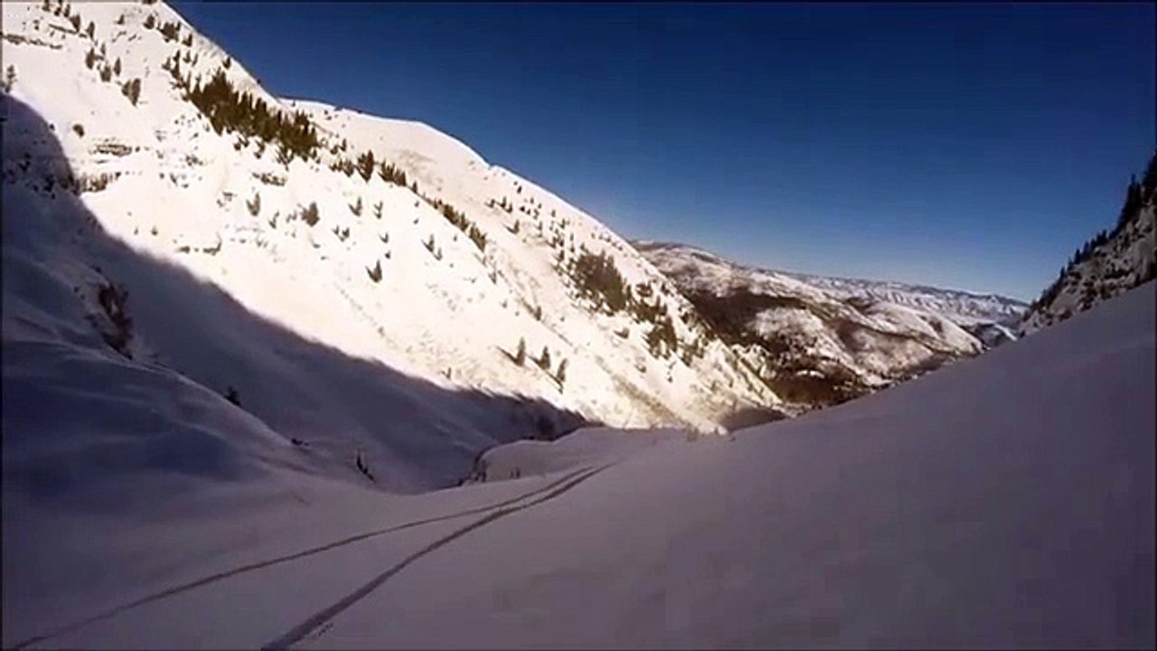 Un skieur hors piste chute d'une falaise