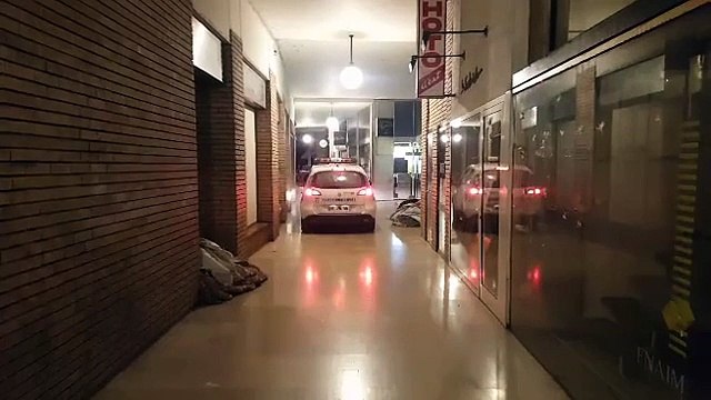 Voici comment des policiers réveillent les sdf de Strasbourg à 6h du matin.