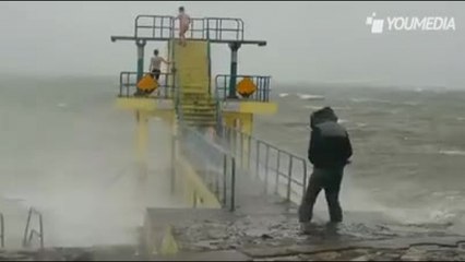 La follia estrema di due ragazzi: tuffi nell'oceano durante una tempesta