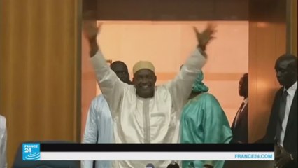 أداما بارو رئيس غامبيا الجديد يعود إلى بلاده
