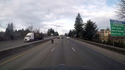 Un motard percute une voiture et est projeté sur celle-ci