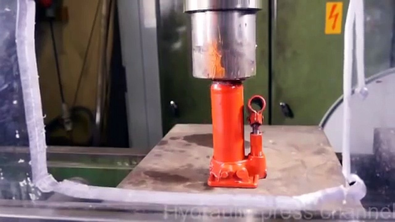 ESMAGANDO COISAS COM PRENSA HIDRAULICA!