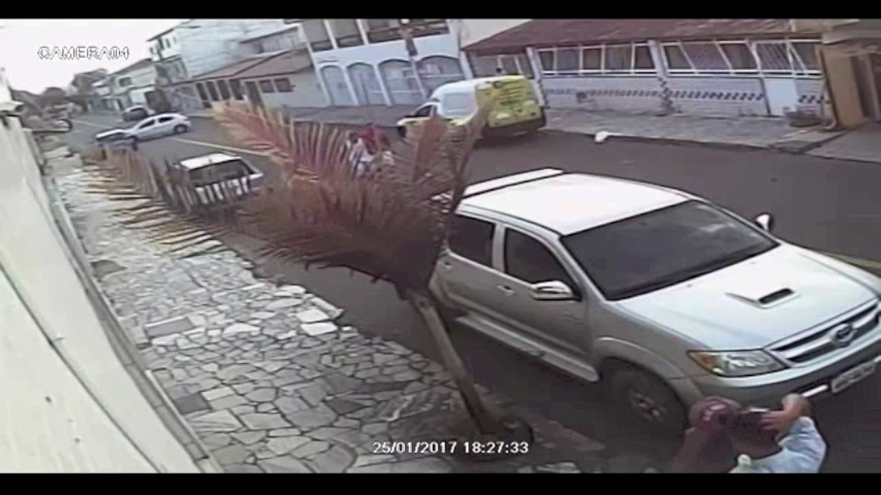 Bandidos rendem casal e roubam carro na Serra