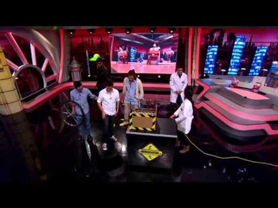 Oscar Jaenada experimenta la ciencia de Mau Nieto