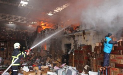 Adana'da Plastik Eşya Deposunda Büyük Yangın