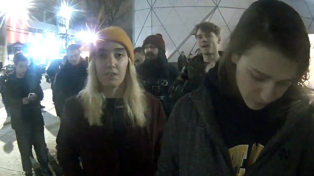 L'acteur américain Shia Labeouf arrêté hier soir à New York devant les caméras lors d'une manif anti-Trump - Regardez