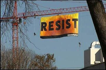 Des militants Greenpeace déploient une bannière anti-Trump à la Maison Blanche