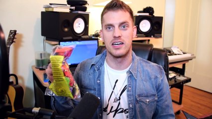 Le DJ 80Fitz réalise une démo de beatbox décalée après avoir inhalé de l'hélium