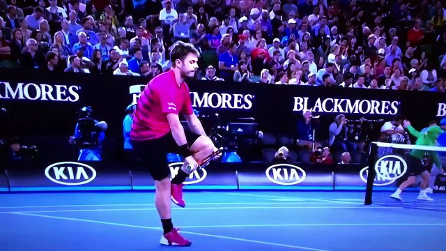 Excédé par la réussite de Federer, Wawrinka brise sa raquette