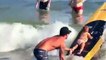 Bebé hace surf con su padre en Brasil
