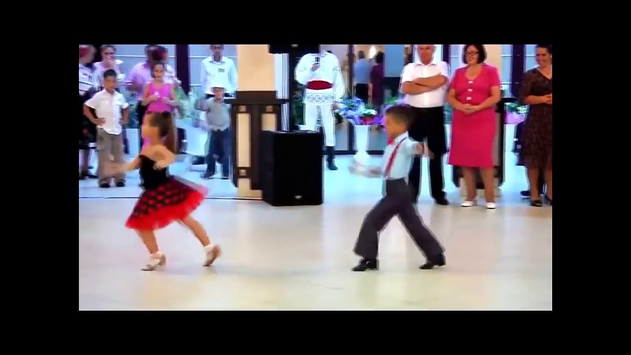 Cute girl dance on Mere Rashke Qamar by Ustaad Nusrat Fateh Ali Khan 2016