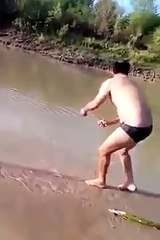 HOMEM ENCONTRA UMA LINHA, E VEJAM A SURPRESA QUANDO ELE A PUXA INCRÍVEL