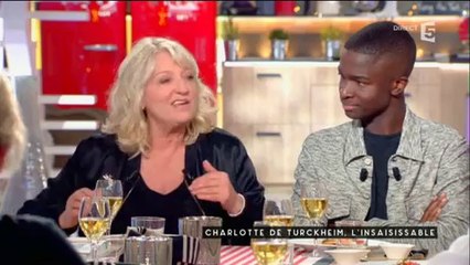 Dans C A VOUS, Charlotte de Turckheim raconte comment elle a tourné malgré elle dans un film porno