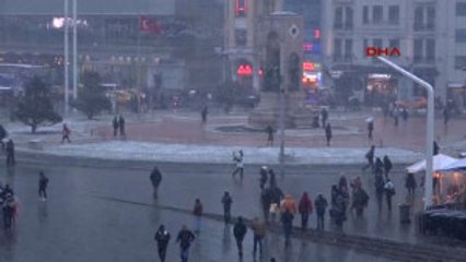 Istanbul'da Akşam Saatlerinde Kar Etkili Oluyor