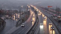 Istanbul'da Akşam Saatlerinde Kar Yağışı Etkili Oluyor