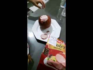 Vejam o que veio dentro desse Tender da Seara Isso a Glogo, Record e a Band não mostra