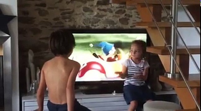 Cette jeune fille traduit un dessin animé en langue des signes pour son sourd grand frère