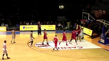 Un entraineur met un coup d'épaule à un joueur pendant un match !