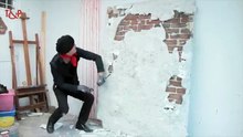 Cet artiste détruit un mur de briques, seulement une minute plus tard, il y réalise un très joli dessin