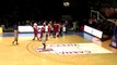 Hervé Coudray envoie un coup d'épaule à un joueur lors d'un match de basket