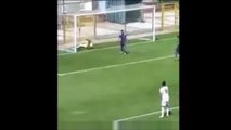 Zagueiro se empolga e faz gol contra bizarro após goleiro defender pênalti