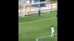 Zagueiro se empolga e faz gol contra bizarro após goleiro defender pênalti