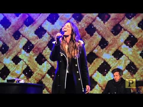 Sara Bareilles Previews Emotional Waitress Tunes in Outdoor Mini-Concert