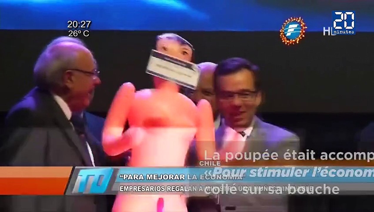 Malaise, un ministre chilien reçoit une poupée gonflable