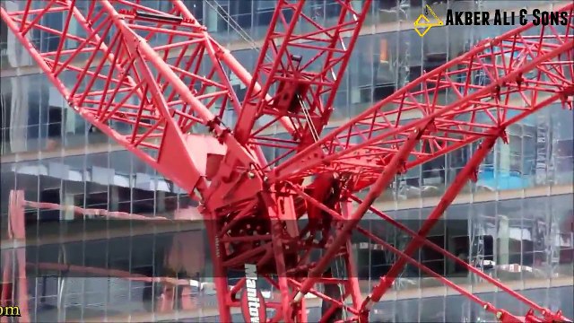 Manitowoc 18000 crawler crane booming down