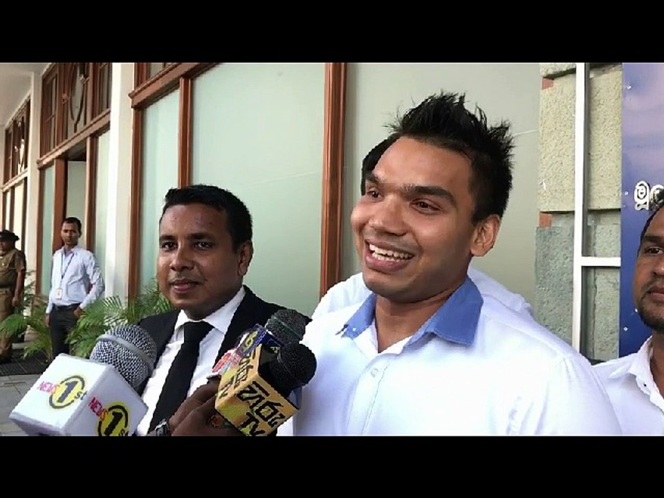 නීතිය දෙකට නමා රනිල් ඉදිරියේ හතරට නැමුණු ගූ පොලිස්පති(Video)