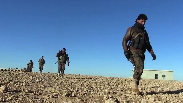 Бойцы Сирийских демократических сил ведут стрельбу по позициям боевиков ИГИЛ. Ракка.