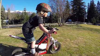 Impressionnant, a 2 ans, Kasper Treadway skie déjà en hors-piste