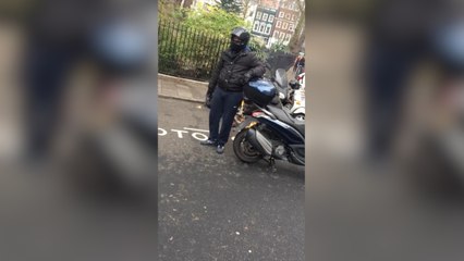 Londres: Ils volent une moto en plein jour !