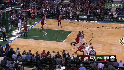 Delly-OOOOOOP!!! Matthew Dellavedova connects with Giannis Antetokounmpo for the JAM!!