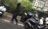 Des passants empêchent des voleurs de s'emparer d'une moto !