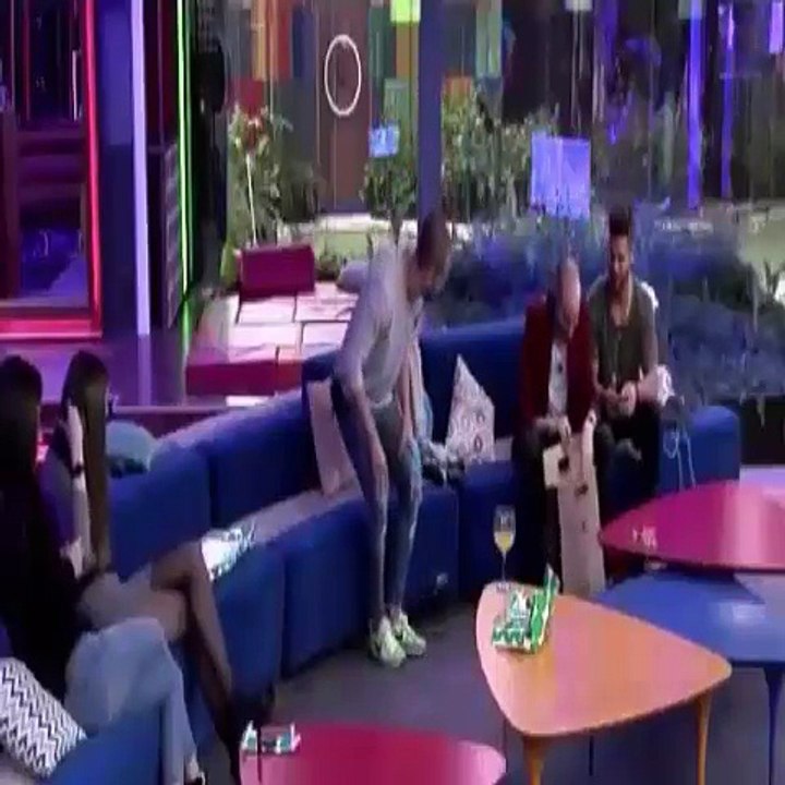 Miguel abre el regalo que le ha hecho Rodri (un jersey) / Gran Hermano 17