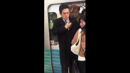 Des « pousseurs » doivent faire rentrer des passagers dans le métro !