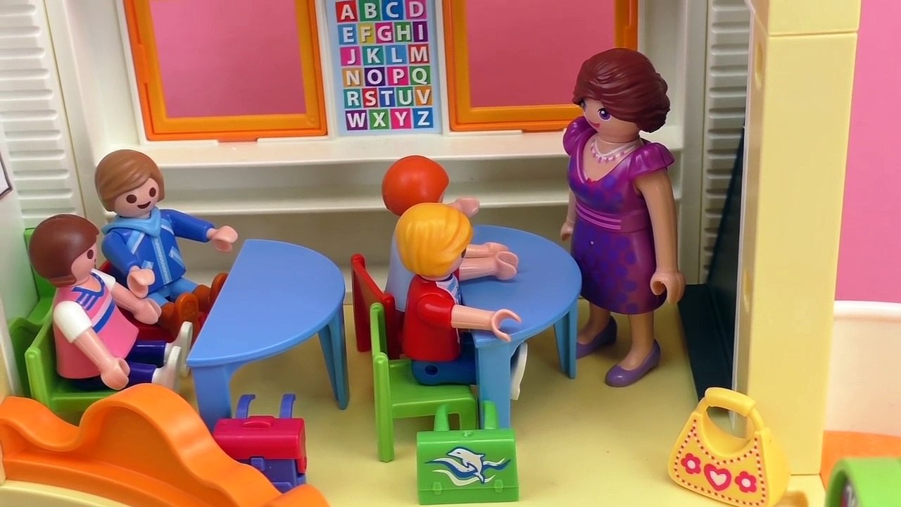 Film Playmobil français – Martin bavarde en cours ! Il faut être attentifs en classe !