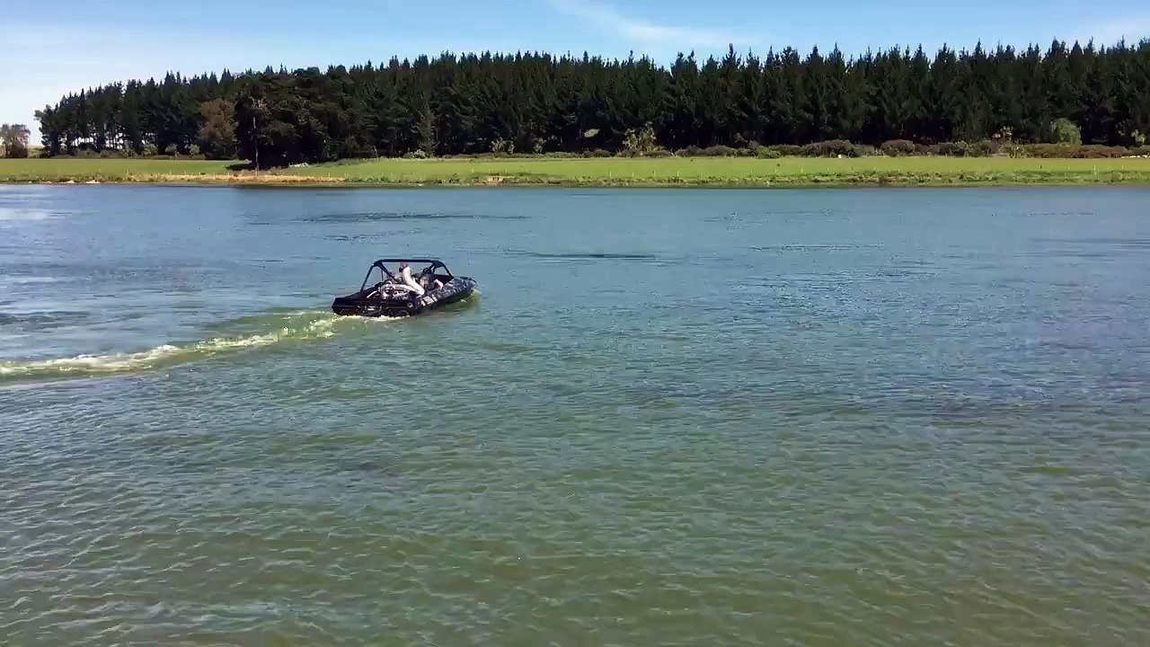 Ce bateau passe de 0 à 120 kmh en moins de 2 secondes ! Puissant le moteur!