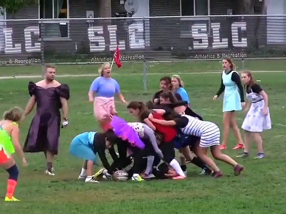 Match de rugby... en robe de soirée ! Bravo les filles