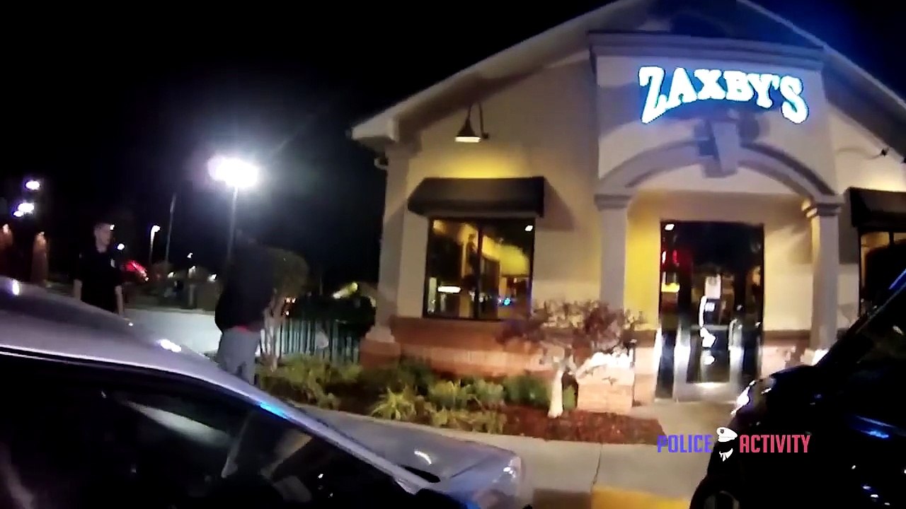 Un suspect controlé par 2 policiers av sortir une arme et leur tirer dessus