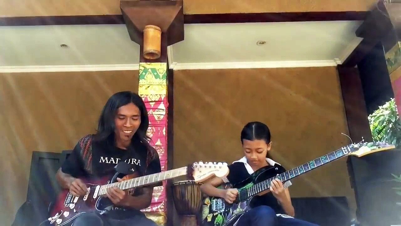 Lui il a bien fait de mettre sa fille à la guitare.. Duo père/fille sur Hotel California