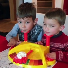 Le jeu de la Tarte à la crème avec deux frères