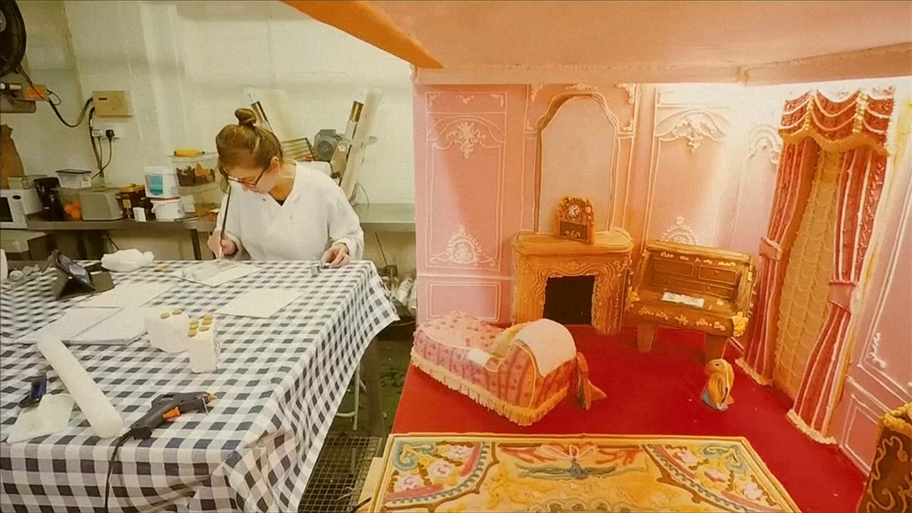 Gingerbread replica of historic English estate dazzles visitors