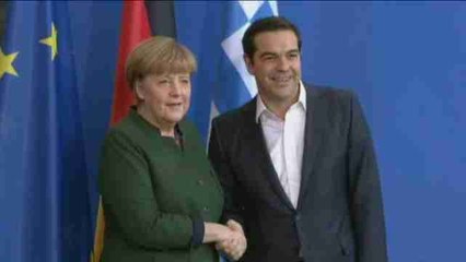 Merkel, dispuesta a "ayudar en todo lo posible" a Grecia con los refugiados
