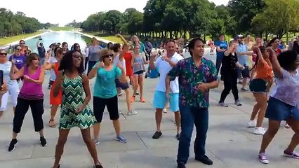 He asks the girlfriend to marry him. What organizes for you is gorgeous!